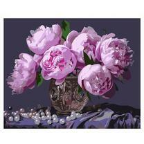 Нежные розовые пионы в хрустальной вазе