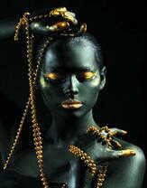 Без бренда «Девушка в черно-золотом макияже» в Омске в интернет-магазине  Без бренда «Девушка в черно-золотом макияже» в Омске