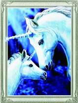 Два единорога в ночном лесу